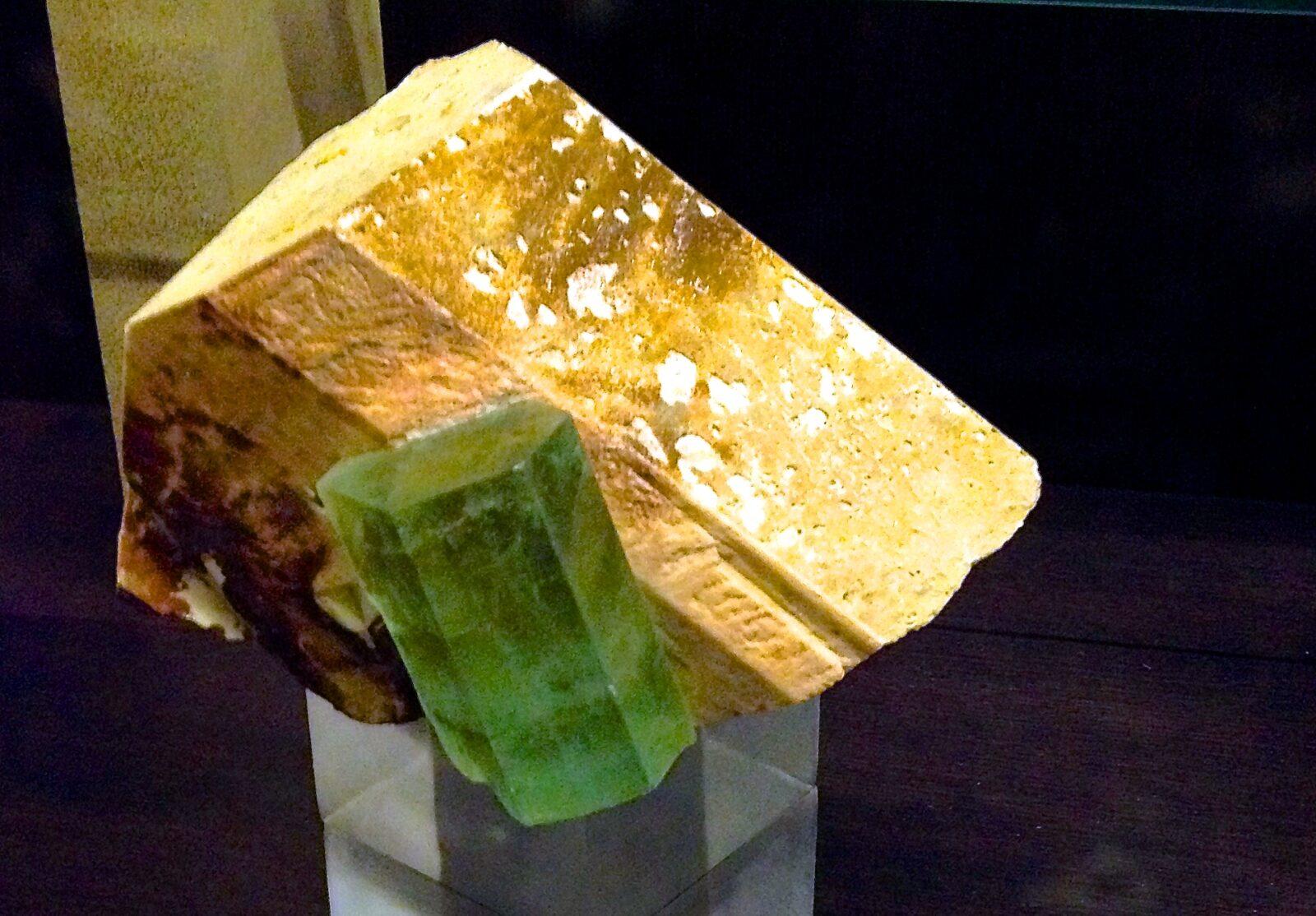 Béryl vert sur microcline