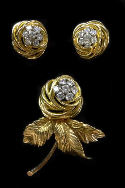 VAN CLEEF ET ARPELS Broche et Boucles d'Oreilles en Or et Diamants Crédit Miller