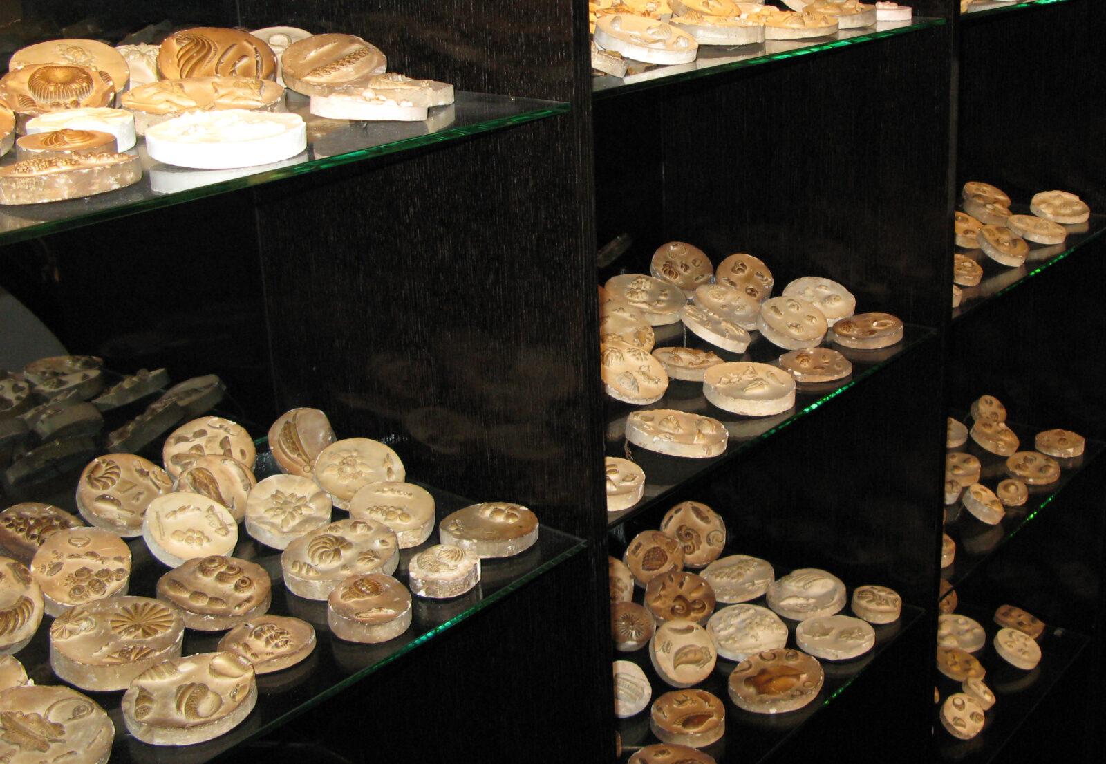 Plâtres des Bijoux de S. Belperron. Technique qui conserve les proportions des bijoux.