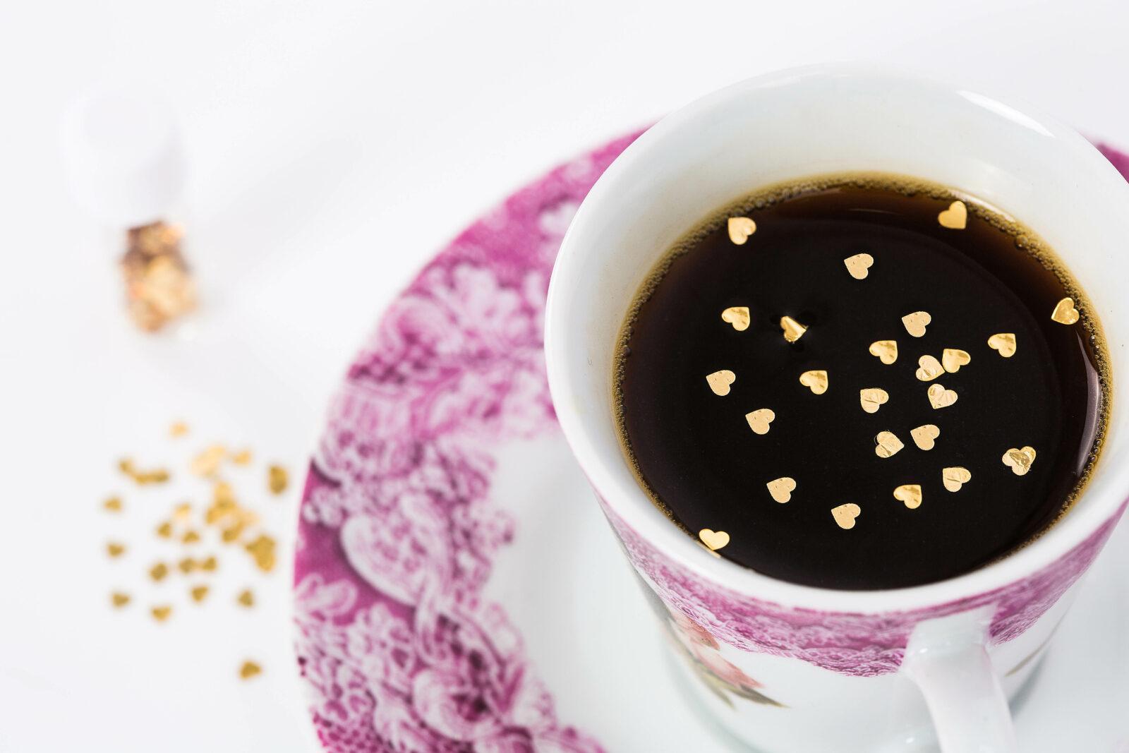 Thé ou café avec ses paillettes d'or en forme de coeurs chez Sauce Rocks ©Sauce Rocks