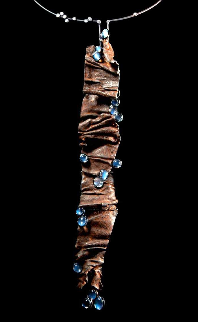 Thierry Vendome Collier"Pluie", Rouille, Pierres de lune, Diamants, Or noir. ⒸThierry Vendome