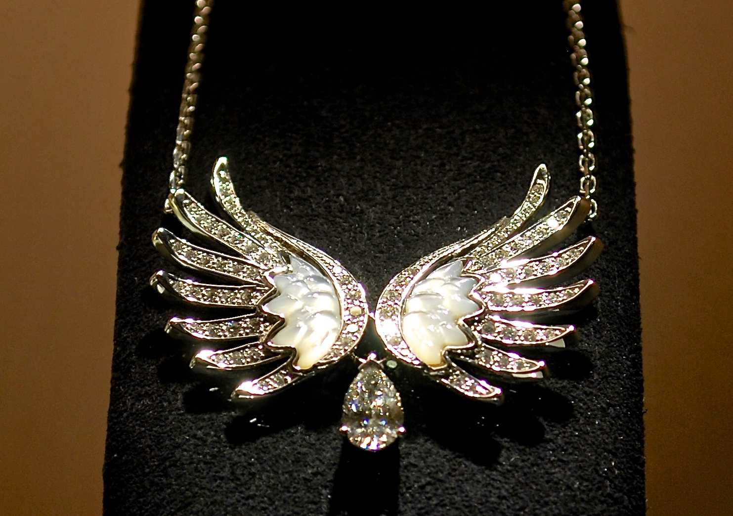 Collier " Vesta " Or Blanc, Diamants, Nacre