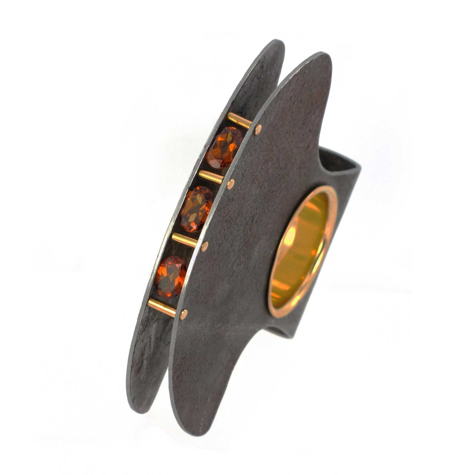 Marianne Anselin Fer rouillé patiné, Grenats Spessartites, Or Crédit Elsa Vanier