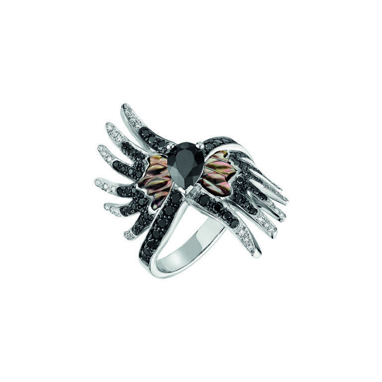 Bague "Vesta" Or, Spinelle Noir, Diamants, Diamants Noirs, Nacre Crédit Lalique Joaillerie