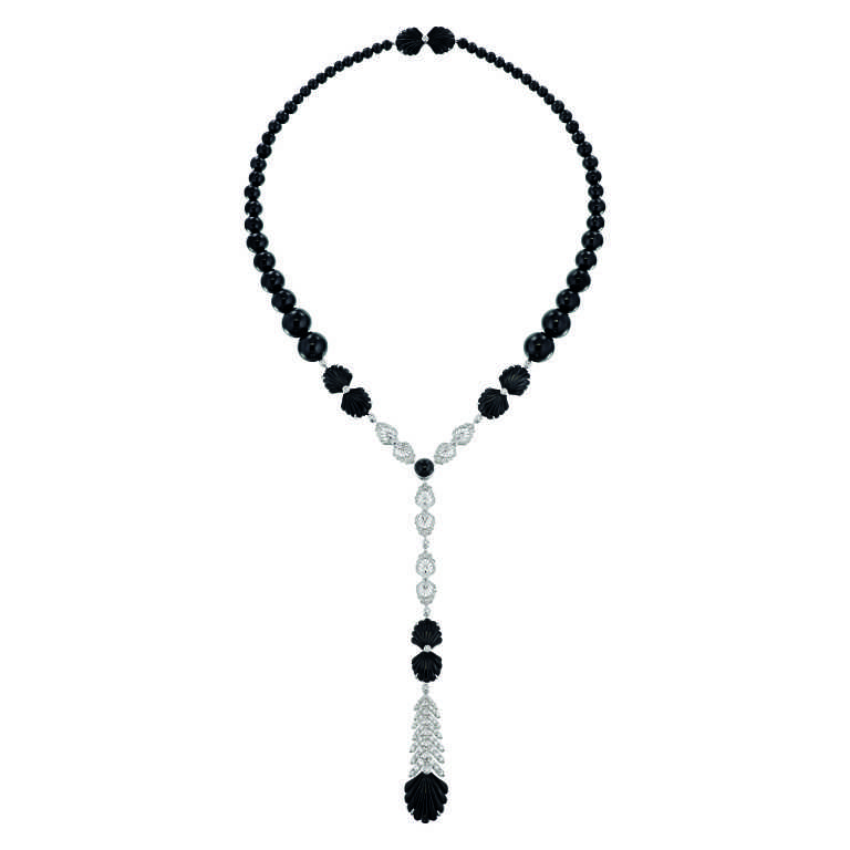 Collier "Adrienne" Or blanc, Diamants, Onyx Crédit Lalique Joaillerie