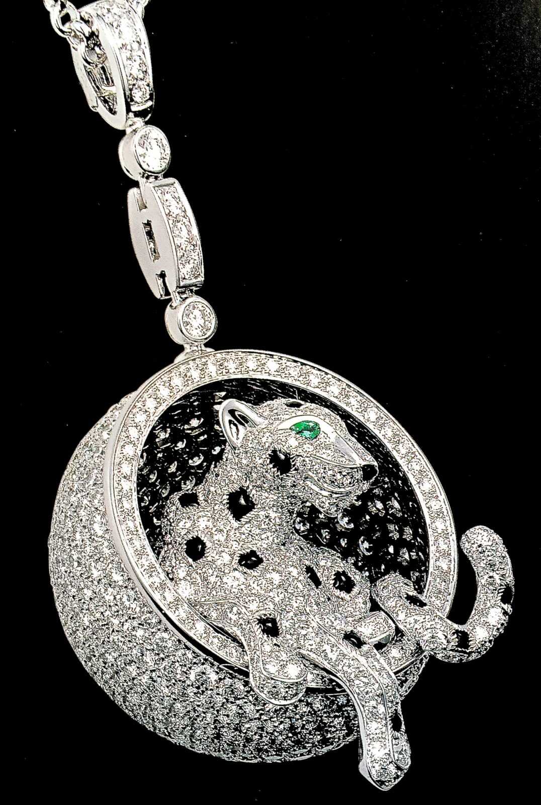Collier "Panthère" Or gris, Diamants, Émeraudes, Onyx. © Cartier 2013 Crédit Éditions Assouline