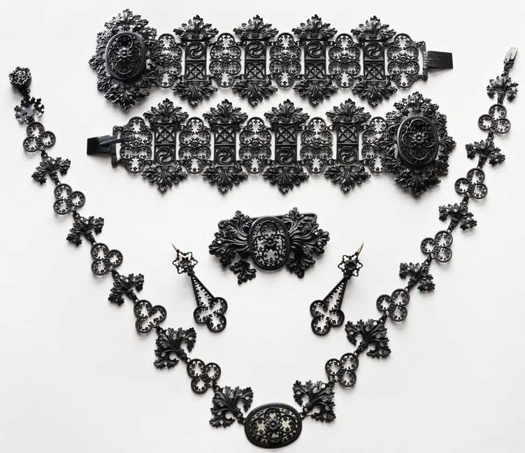 Bijoux en Acier 1810