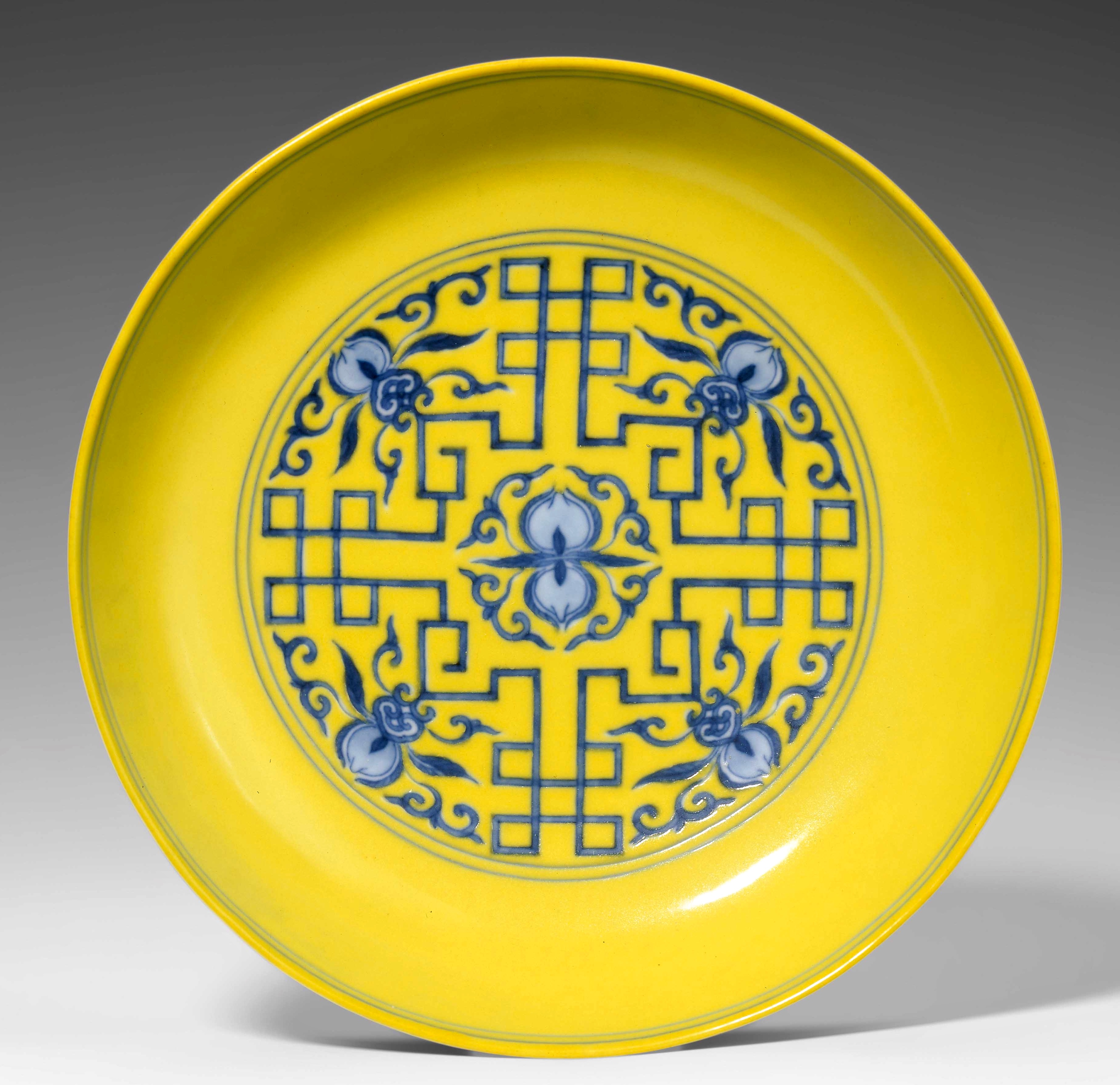 Plat motif méandres Porcelaine peinte aux émaux Chine, dynastie Qing, 1723-1735 Fondation Baur