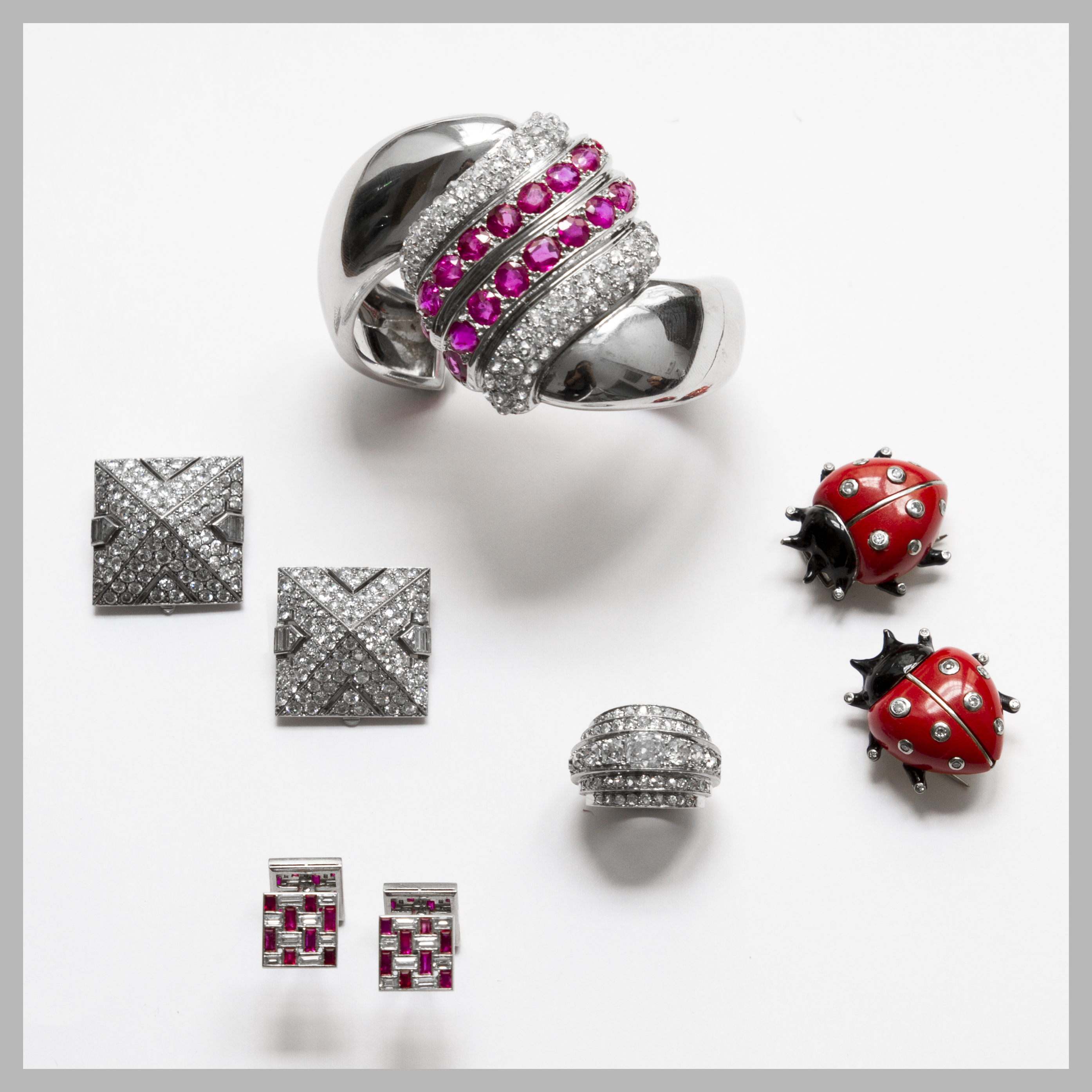 Bracelet : Suzanne Belperron - 1935/1940 Clips pyramides : René Boivin - 1930 Bague : René Boivin - 1930 Boutons de manchettes : Van Cleef & Arpels - 1930 Broches coccinelles - 1930 © Camille Bessard pour La galerie Parisienne