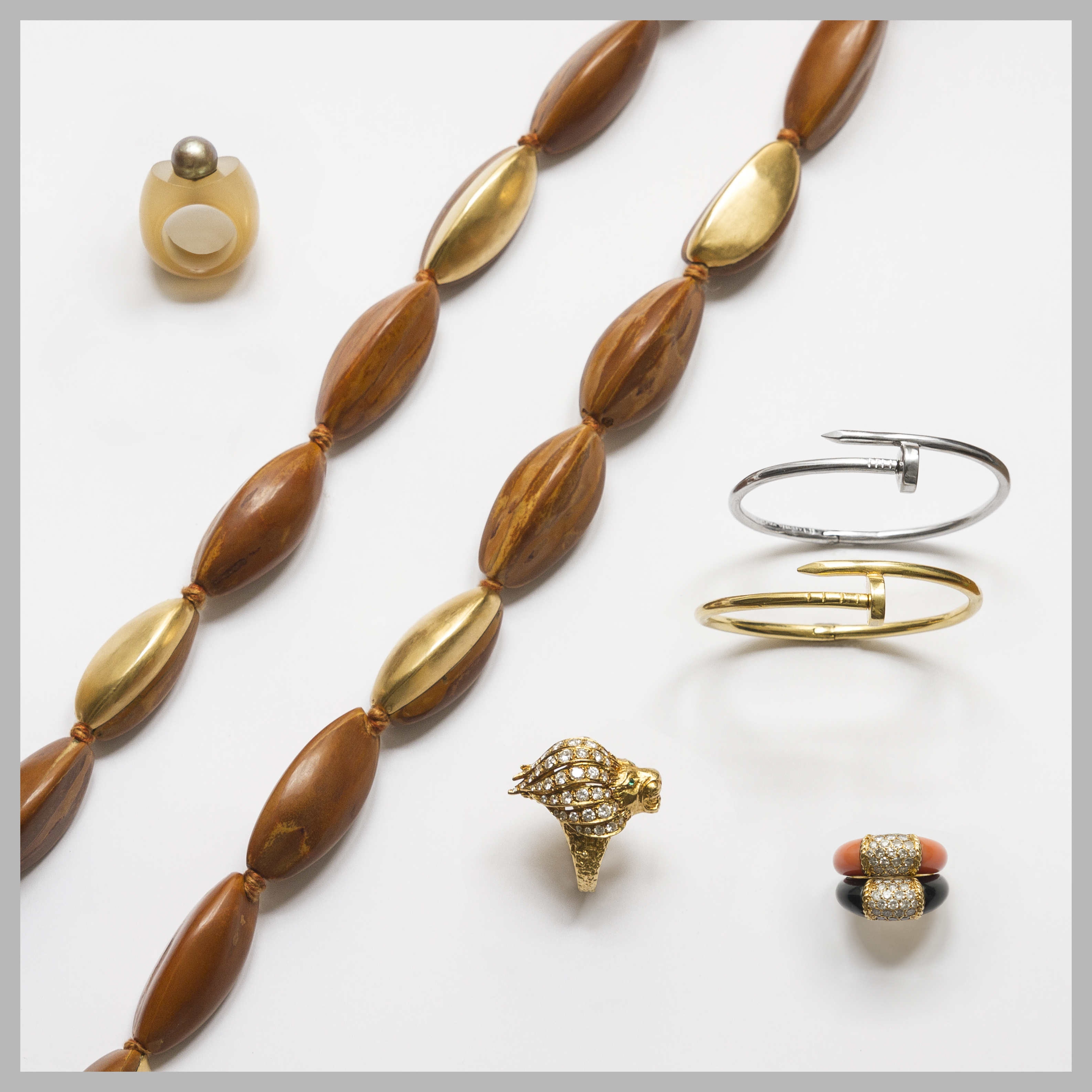 Bague calcedoine : Suzanne Belperron - 1935/1940 Collier en graines et or Bracelets : Cippulo pour Cartier - 1971 Bague Lion - 1970 Bagues «Philippine» - Grand modèle - 1970 © Camille Bessard pour La Galerie Parisienne