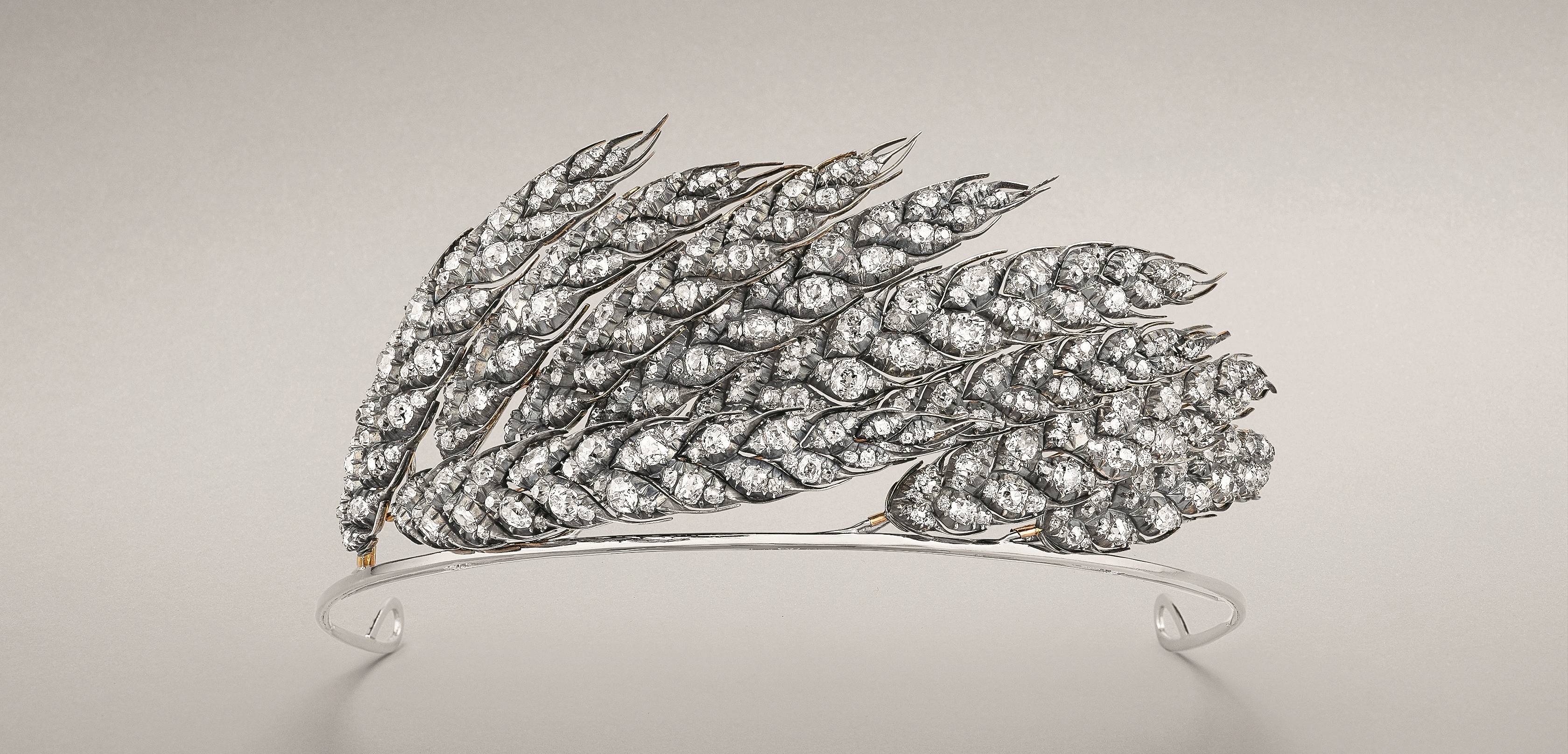 Diadème aux Épis de blés Nitot vers 1811 Or, Argent, Diamants © Chaumet Joséphine adopte et remet au goût du jour le diadème néoclassique, signe de souveraineté et de pouvoir. Sous son impulsion la joaillerie revisite les motifs antiques, notamment les épis de blé, symbole de fertilité. Ce diadème fut réalisé par Nitot pour l'impératrice Marie-Louise, il compléta sa parure de diamants du trésor de la couronne.