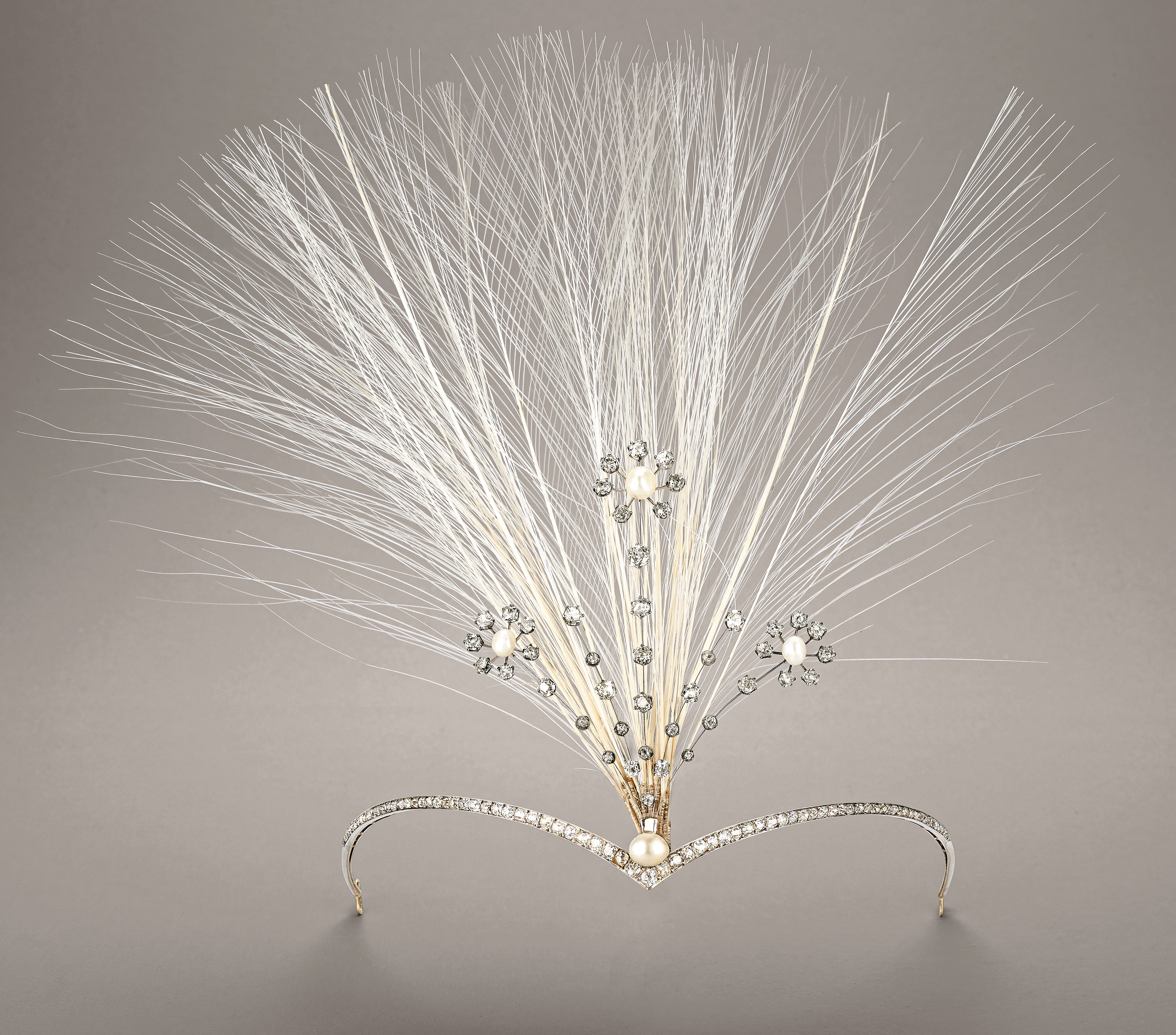 Aigrette Marie Stuart vers 1910 Or, Argent, Diamants, Perles fines. © Chaumet Féminine, cette aigrette doit son nom à la forme en V des coiffures de la reine d'Écosse. Les fils couteau se muent en délicates fleurs des champs, qui ploient sous le vent et dansent au gré des pas de celle qui la porte.
