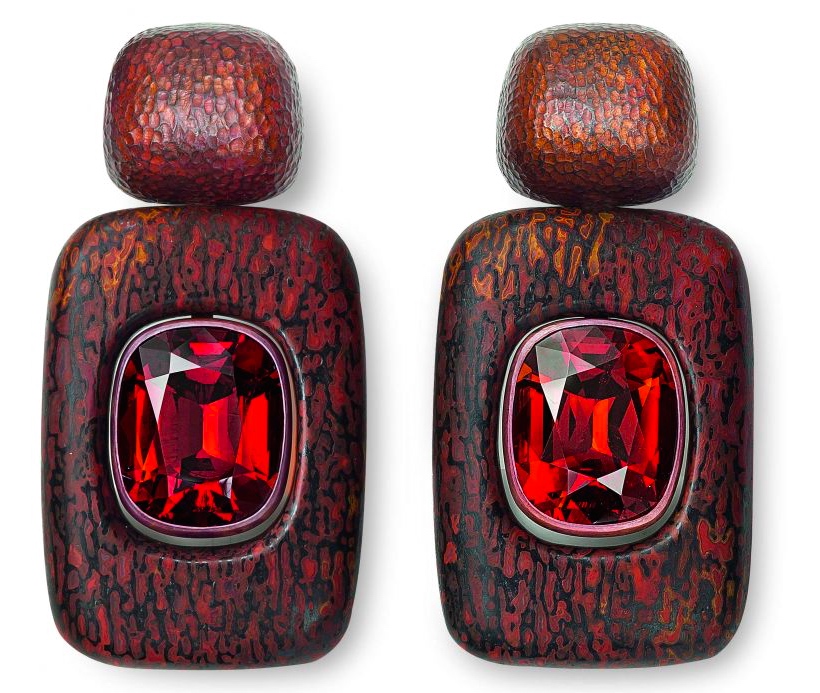 Boucles d'Oreilles Grenats Spessartite, Os de Dinosaures, Cuivre, Or Blanc © Hemmerle