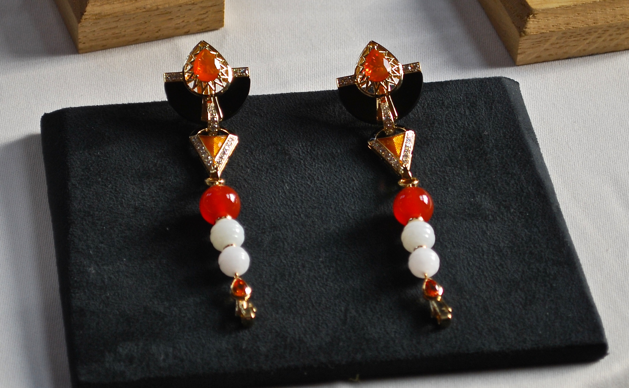 Pendants d'Oreilles "Oiseau de Feu" Opale de Feu, Cornaline, Jade Blanc, Jade Noir, Saphirs Orange, Diamants, Laque