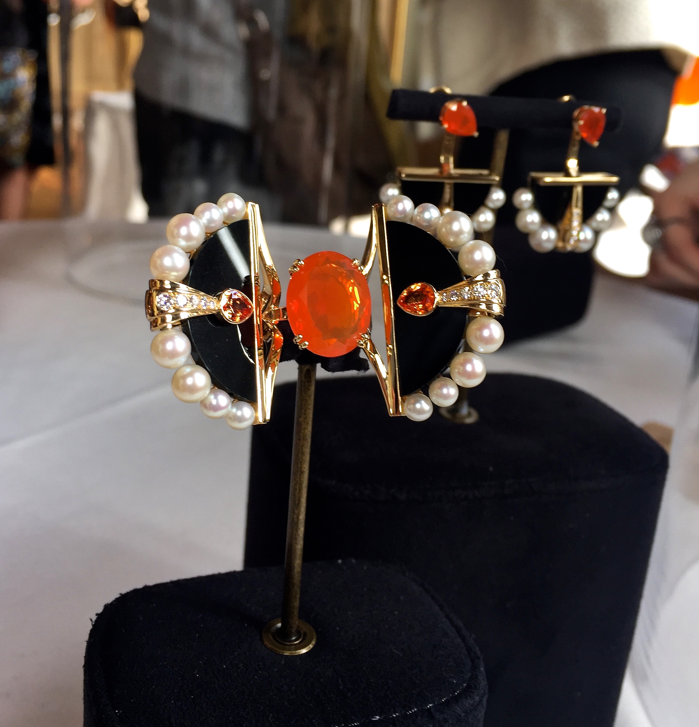 Bague " Oiseau de feu" Opale de Feu, Jade Noir, Perles, Saphirs Orange, Diamants
