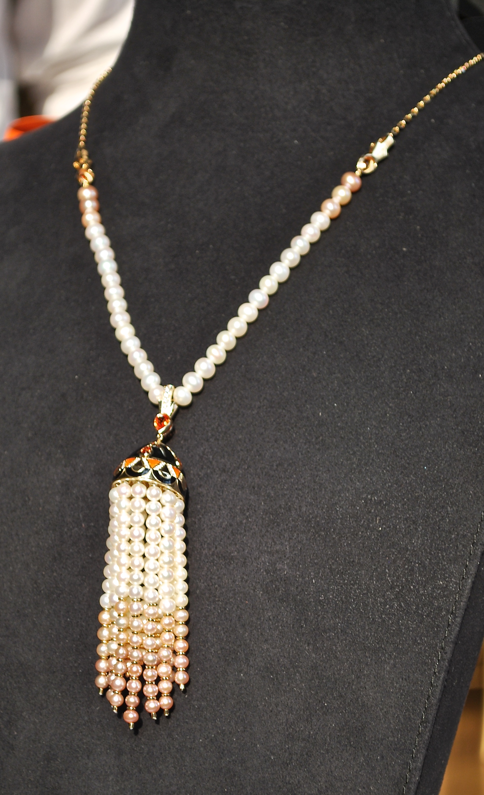 Collier Pompon "Oiseau de Feu" Jade Noir, Perles, saphirs Orange, Diamants