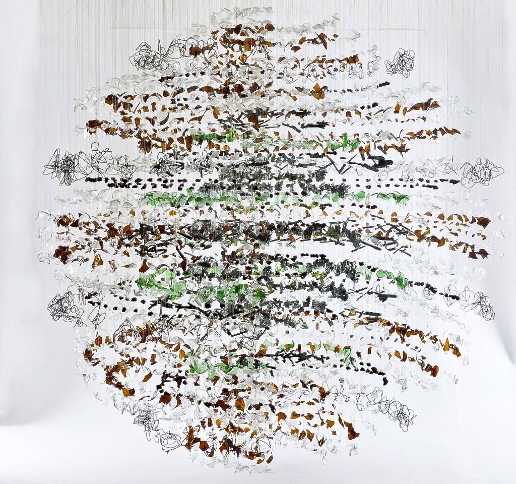 Damian Ortega "Cinco anillos" Verre, Papier de Verre, Tezontle rouge (roche volcanique) Collection ISelf Collection, Londres Courtesy de l’artiste et Kurimanzutto, Mexico © Damián Ortega