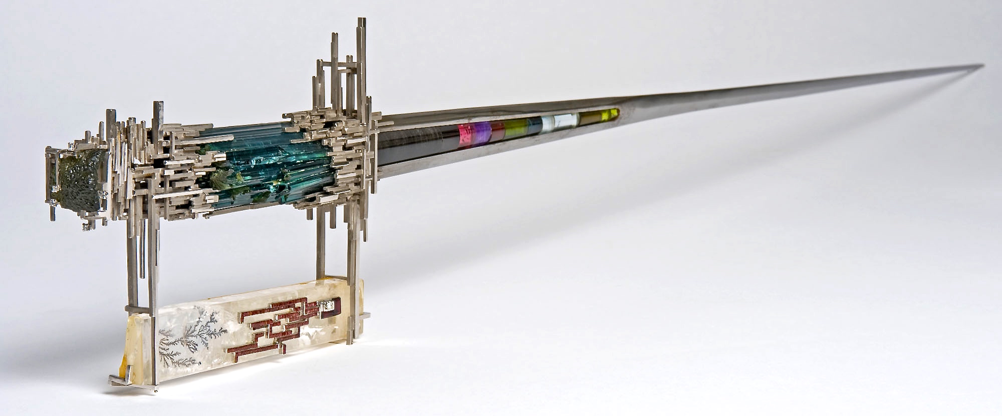 © JEAN VENDOME Épée de l'académicien Roger Caillois. Tourmaline, Quartz, Péridot, Grenat, Béryl, Aigue-Marine, Obsidienne, Diamant, Or. /Musée des Confluences.