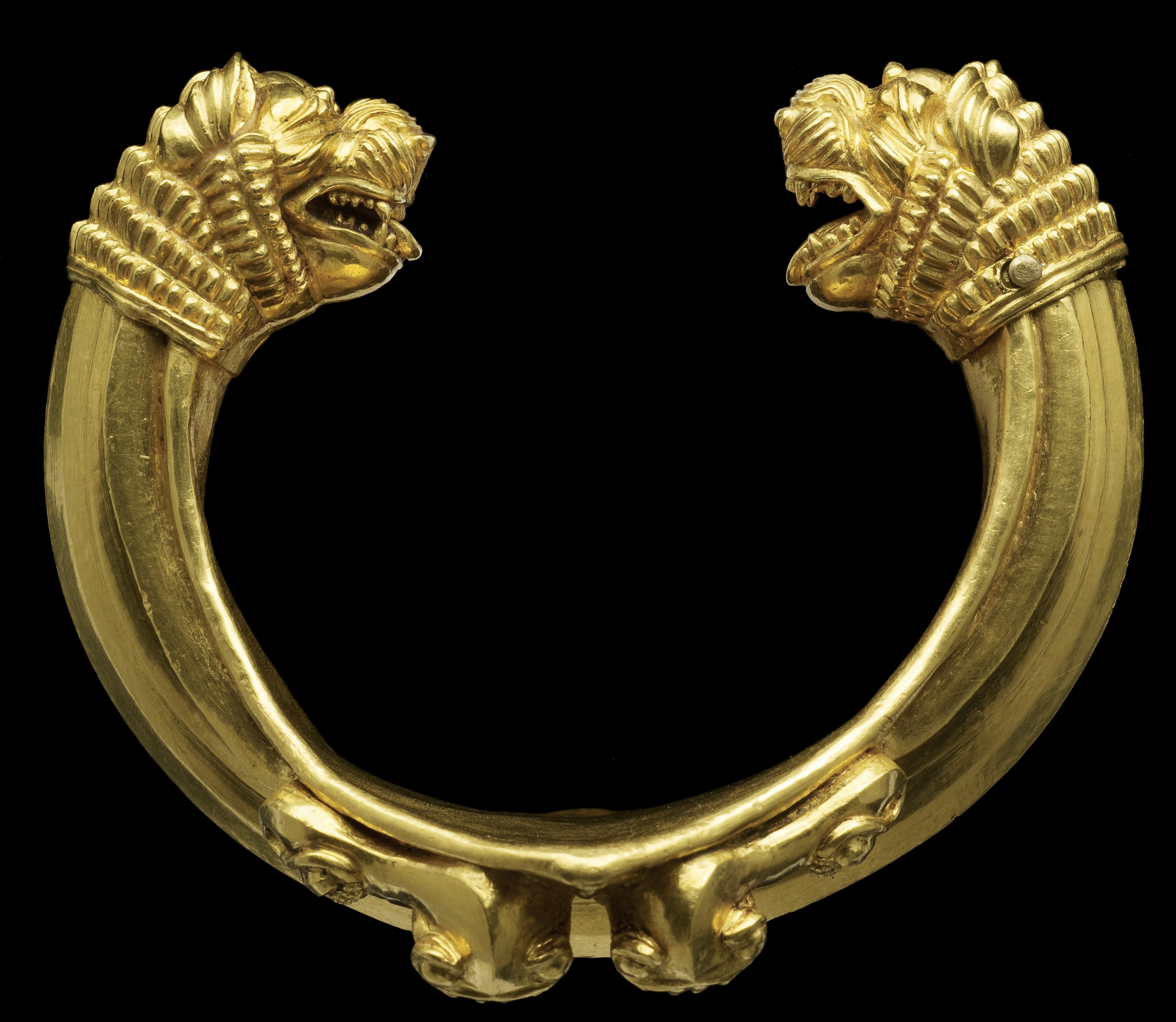 Bracelet aux figures de Lions, Or Ziwiyé, Iran VIIIème-VIIème siècle av. J.-C. LAD 2009.019 © Louvre Abu Dhabi-Thierry Ollivier