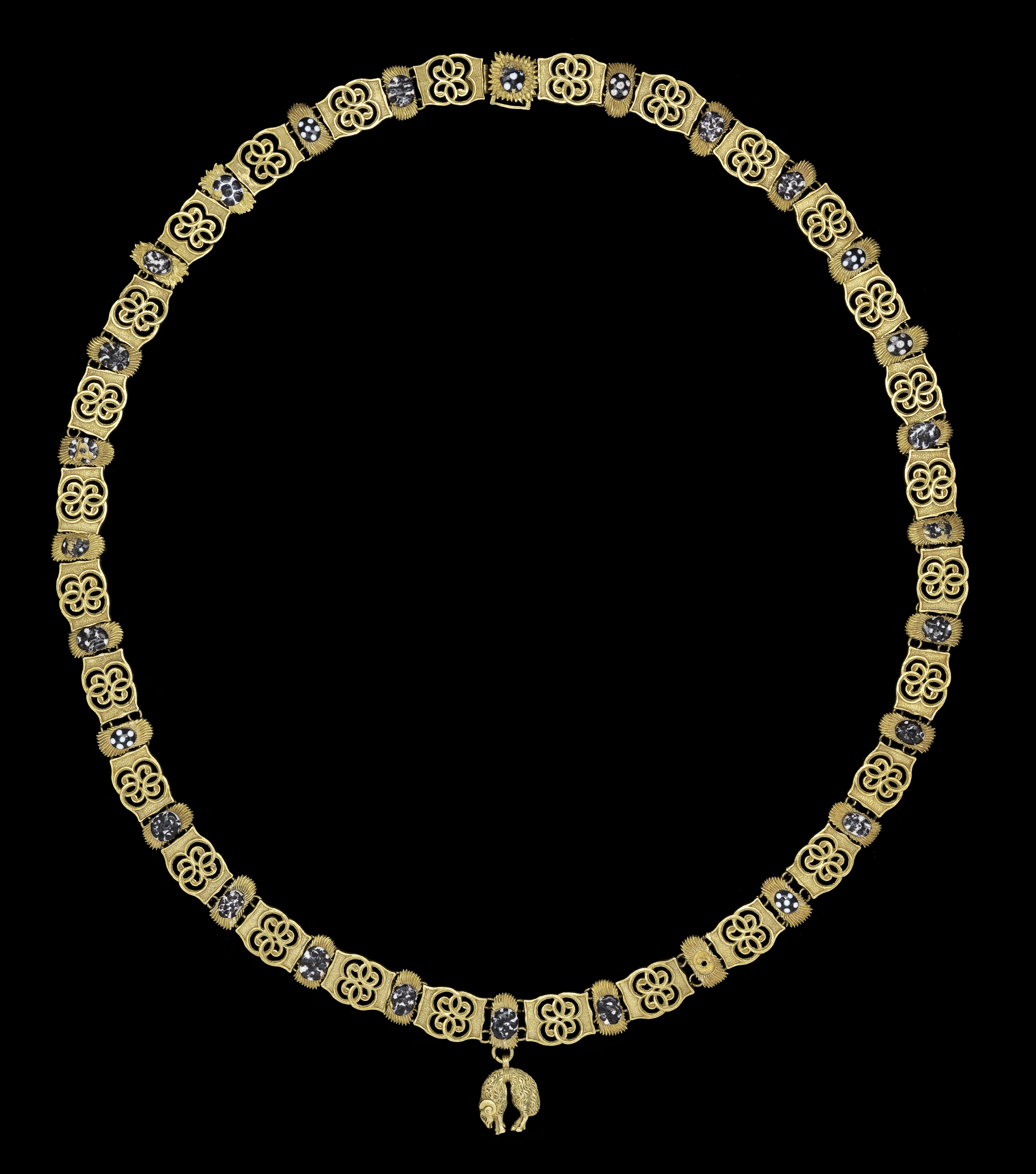 Collier de l'Ordre de la Toison d'Or Plaine de Flandre, XVIème siècle ap. J.-C. Or émaillé LAD 2010.014 © Louvre Abu Dhabi-Thierry Ollivier