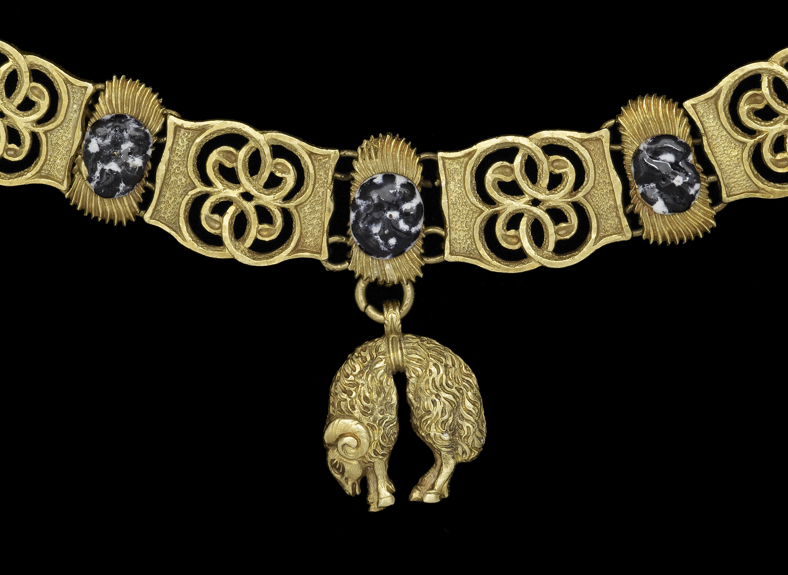Collier de l'Ordre de la Toison d'Or Plaine de Flandre, XVIème siècle ap. J.-C. Or émaillé LAD 2010.014 © Louvre Abu Dhabi-Thierry Ollivier
