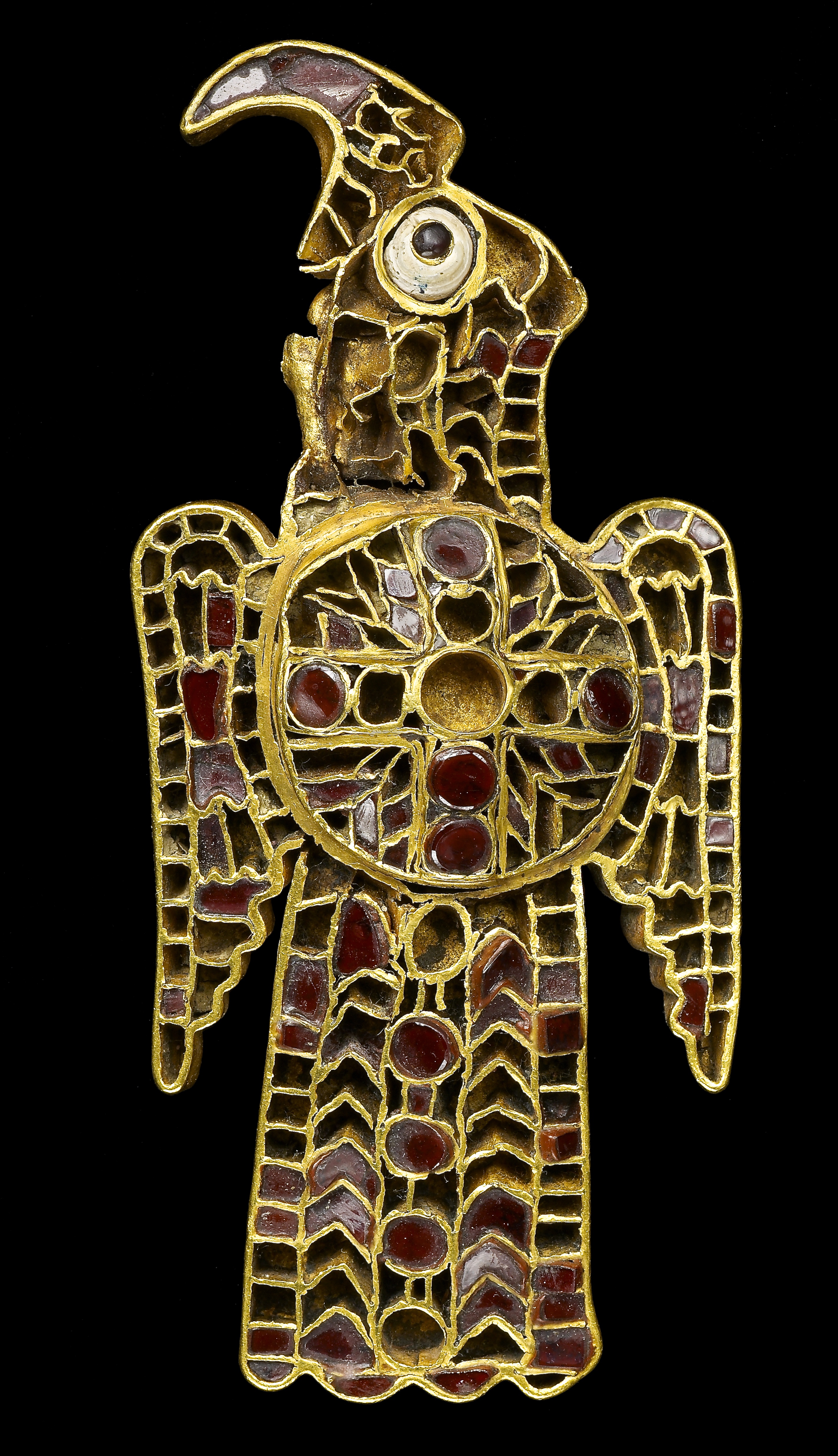 Fibule Aquiliforme de Domagnano République de Saint-Marin, 2e moitié du Ve siècle ap. J.-C. Or et Grenat LAD 2009.008 © Louvre Abu Dhabi