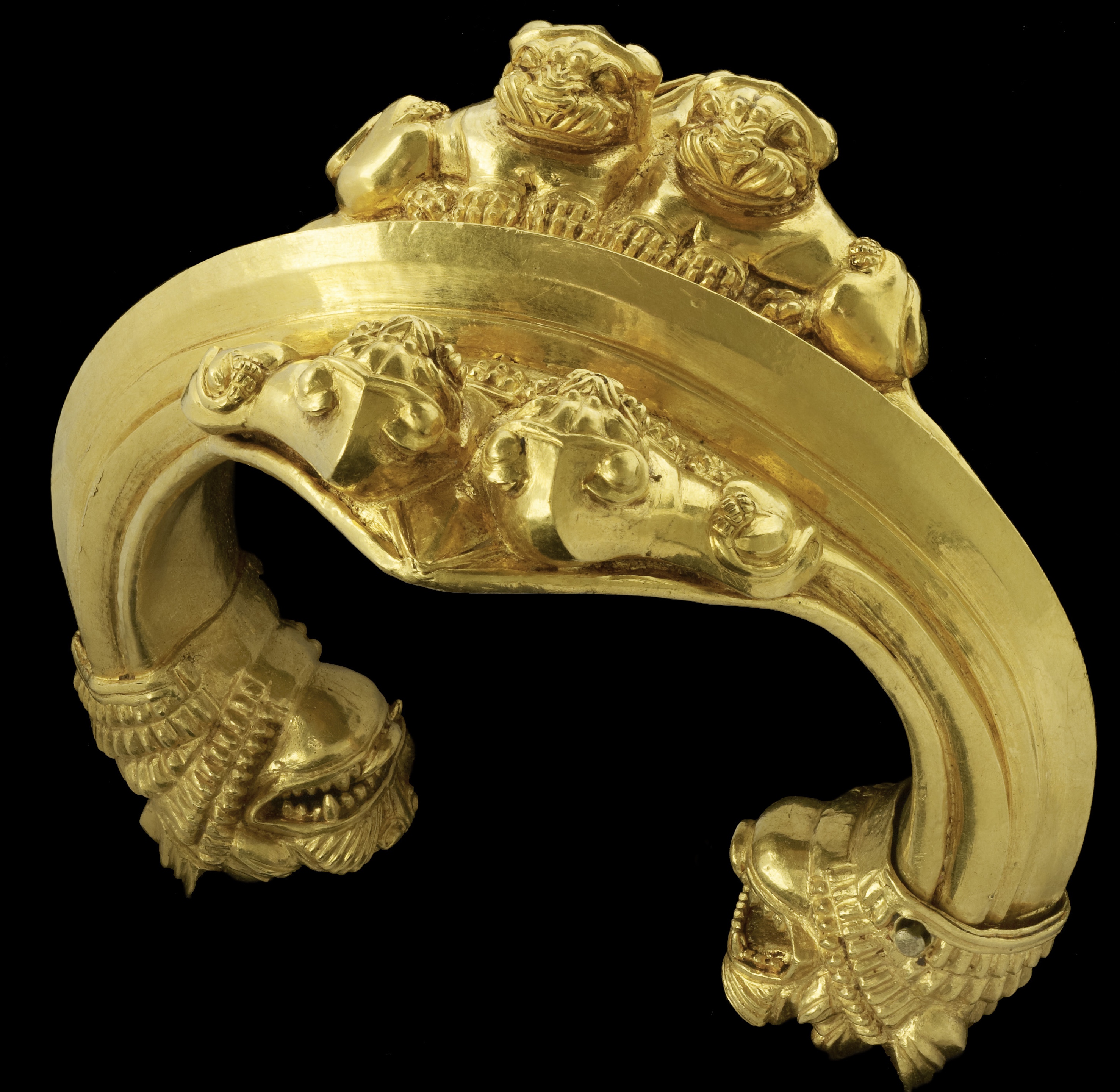 Bracelet aux figures de Lions, Or Ziwiyé, Iran VIIIème-VIIème siècle av. J.-C. LAD 2009.019 © Louvre Abu Dhabi-Thierry Ollivier