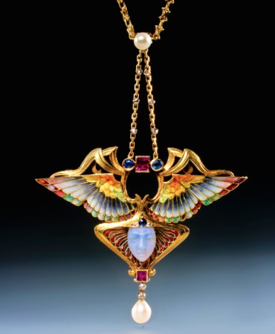 Collier Philippe Wolfers / Galerie Epoque Fine jewels Émail, Opale, Rubis, Saphirs, Perles, Diamants. © Epoque Fine jewels
