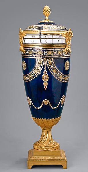 Vase Pendule manufacture de Sèvres, 1780 © Musée de l'Ermitage, Saint-Pétersbourg, 2016 