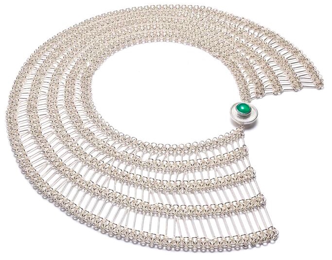 Collier"Écho d’un dialogue" Argent, Calcédoine Sylvie Langlois © A. McLean / École Joaillerie Montréal