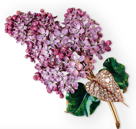 Mellerio, Broche fleur de lilas, 1862 Émail Vert, Rose, Violets, Diamants, Or Paris, collection particulière © Photo Wartski Ltd., Londres