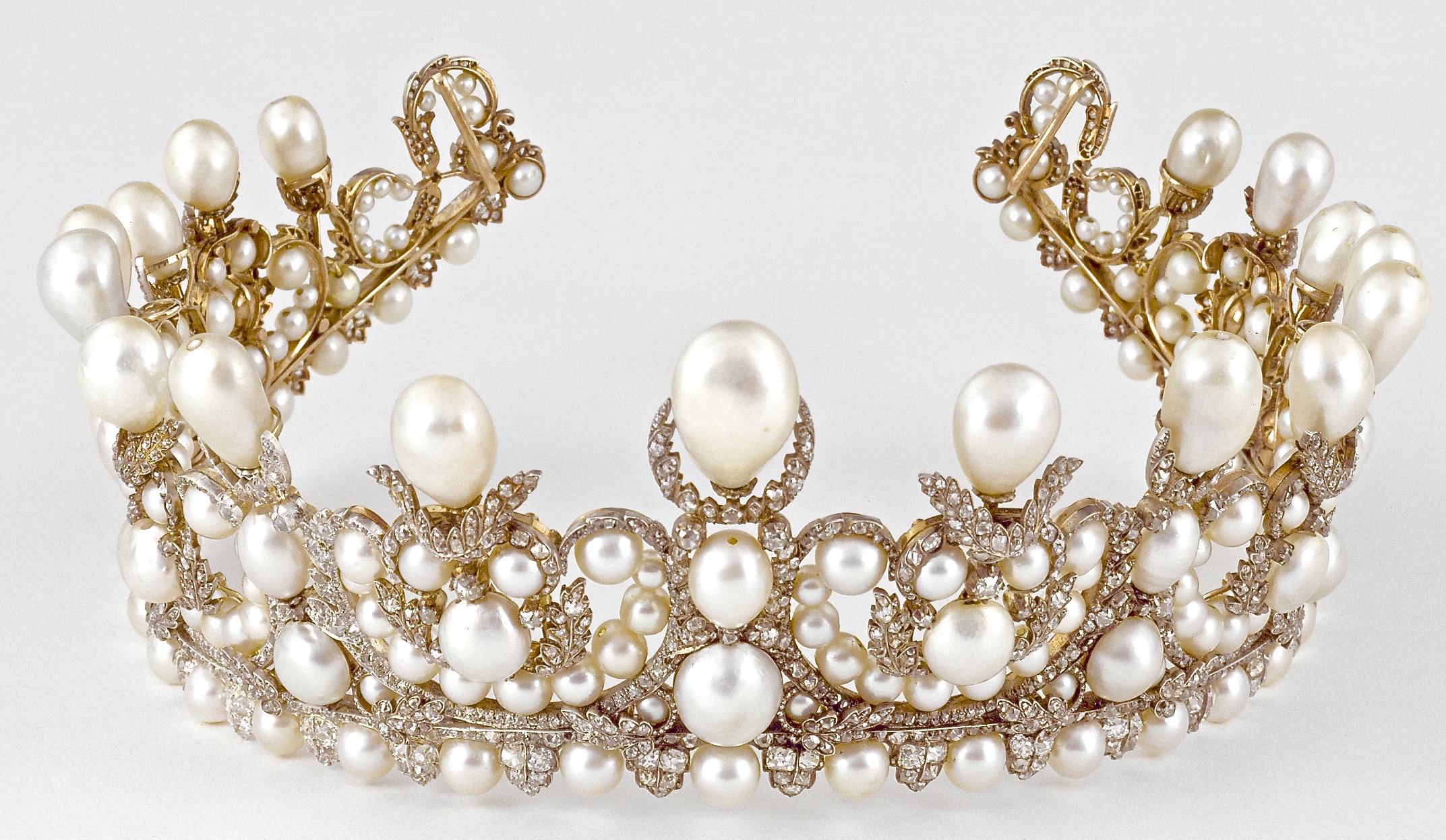 Alexandre-Gabriel Lemonnier, Diadème de l'Impératrice Eugénie, 1853 Argent, Or, Diamants, Perles Paris Musée du Louvre, Département des Objets d'art, don des Amis du Louvre © RMN-Grand Palais (Musée du Louvre) / Droits réservés