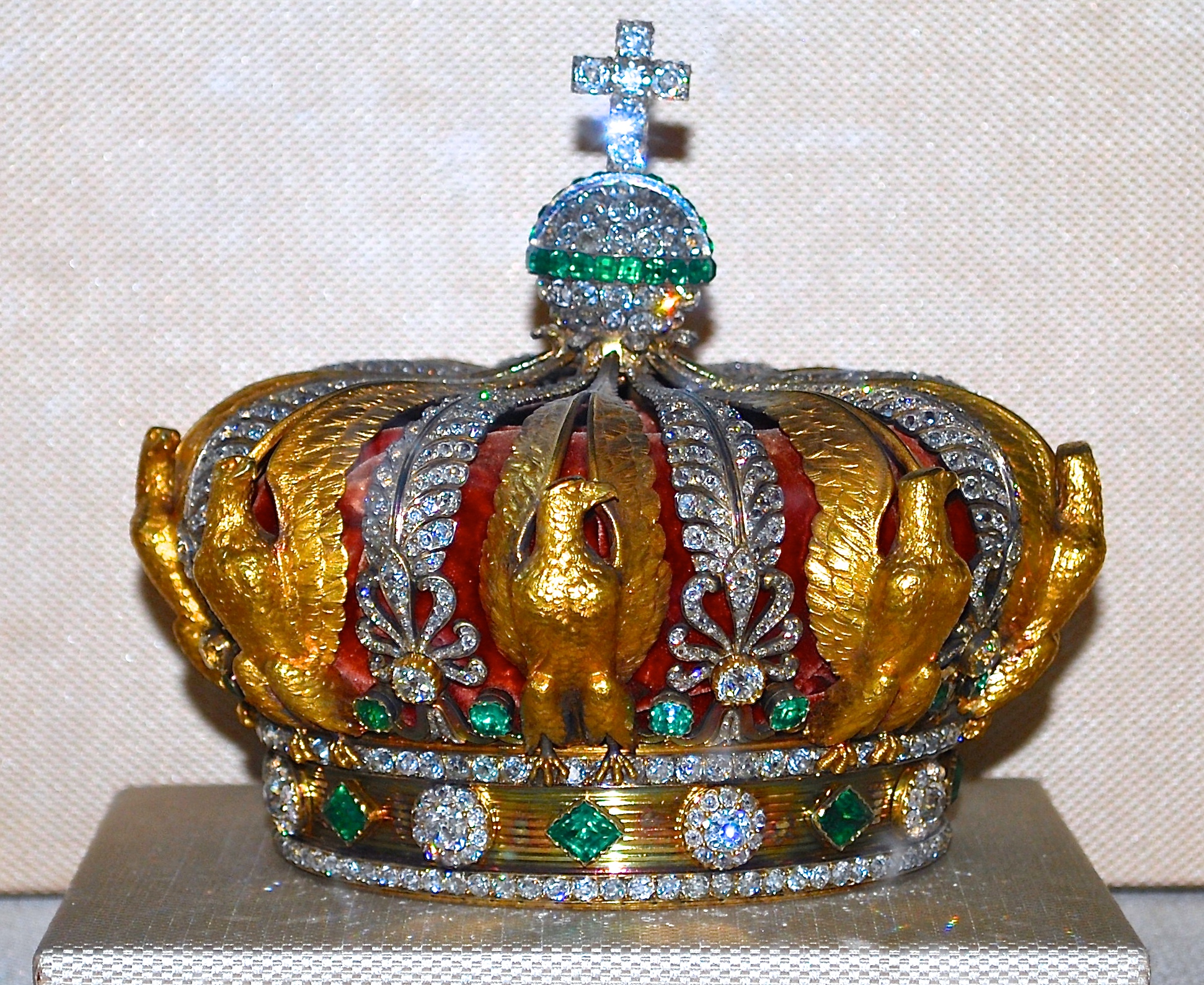 Alexandre-Gabriel Lemonnier, Couronne de l'impératrice Eugénie, 1855 Diamants, Émeraudes, Or, Cuir Paris, Musée du Louvre © CEJ