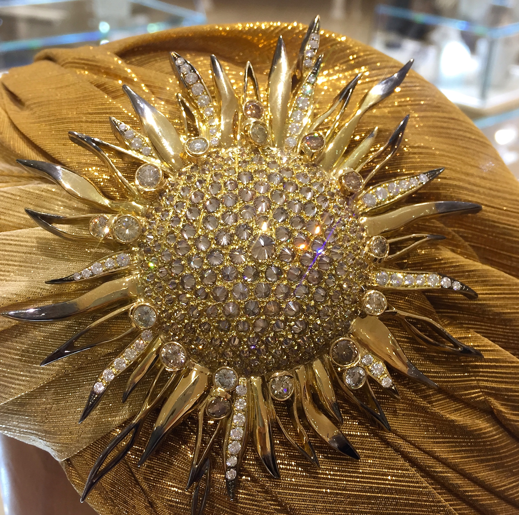 Broche "Soleil" Diamants, Or © Esprit Joaillerie