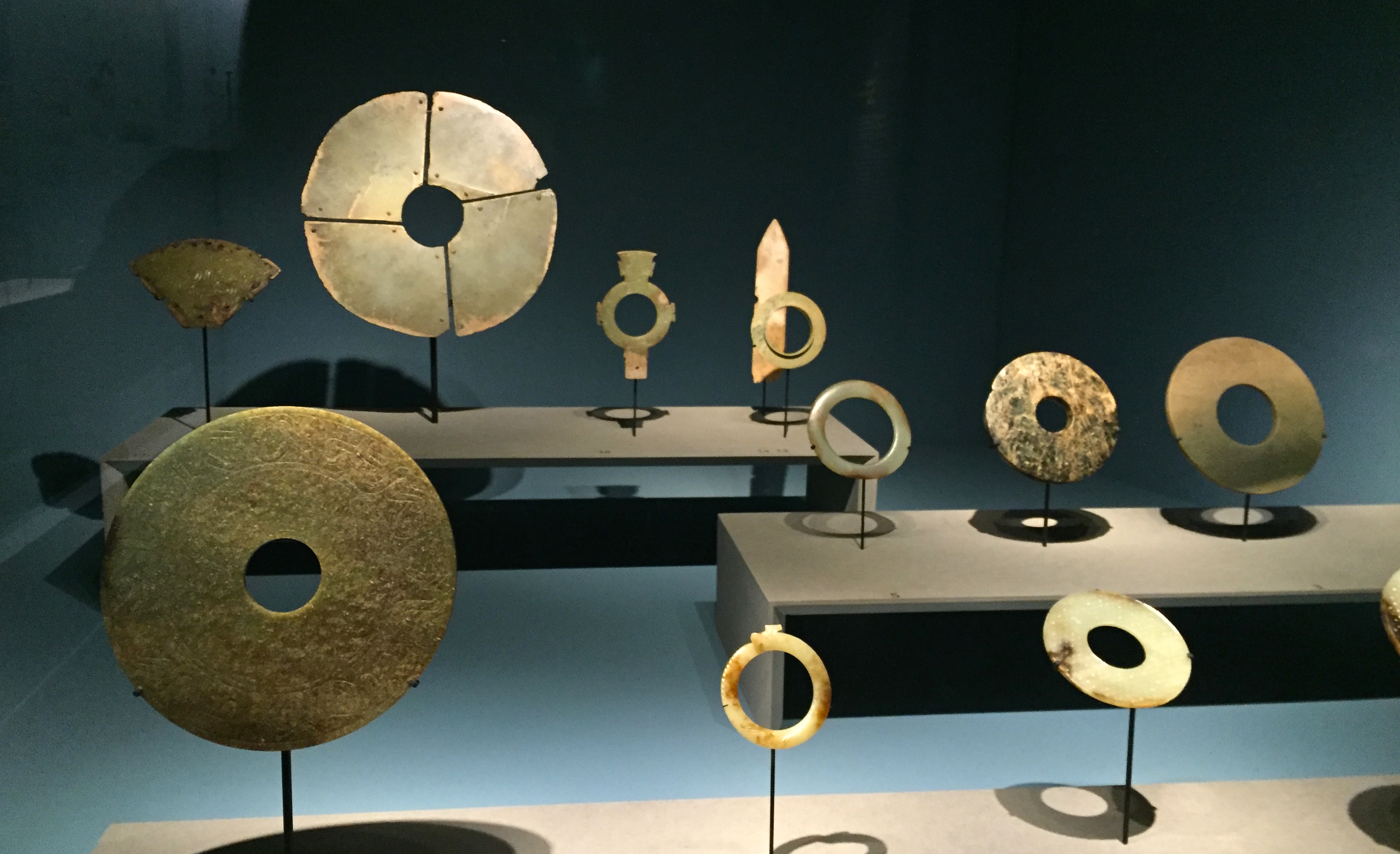 Jades, Disques-bi périodes néolithiques et âge du bronze.