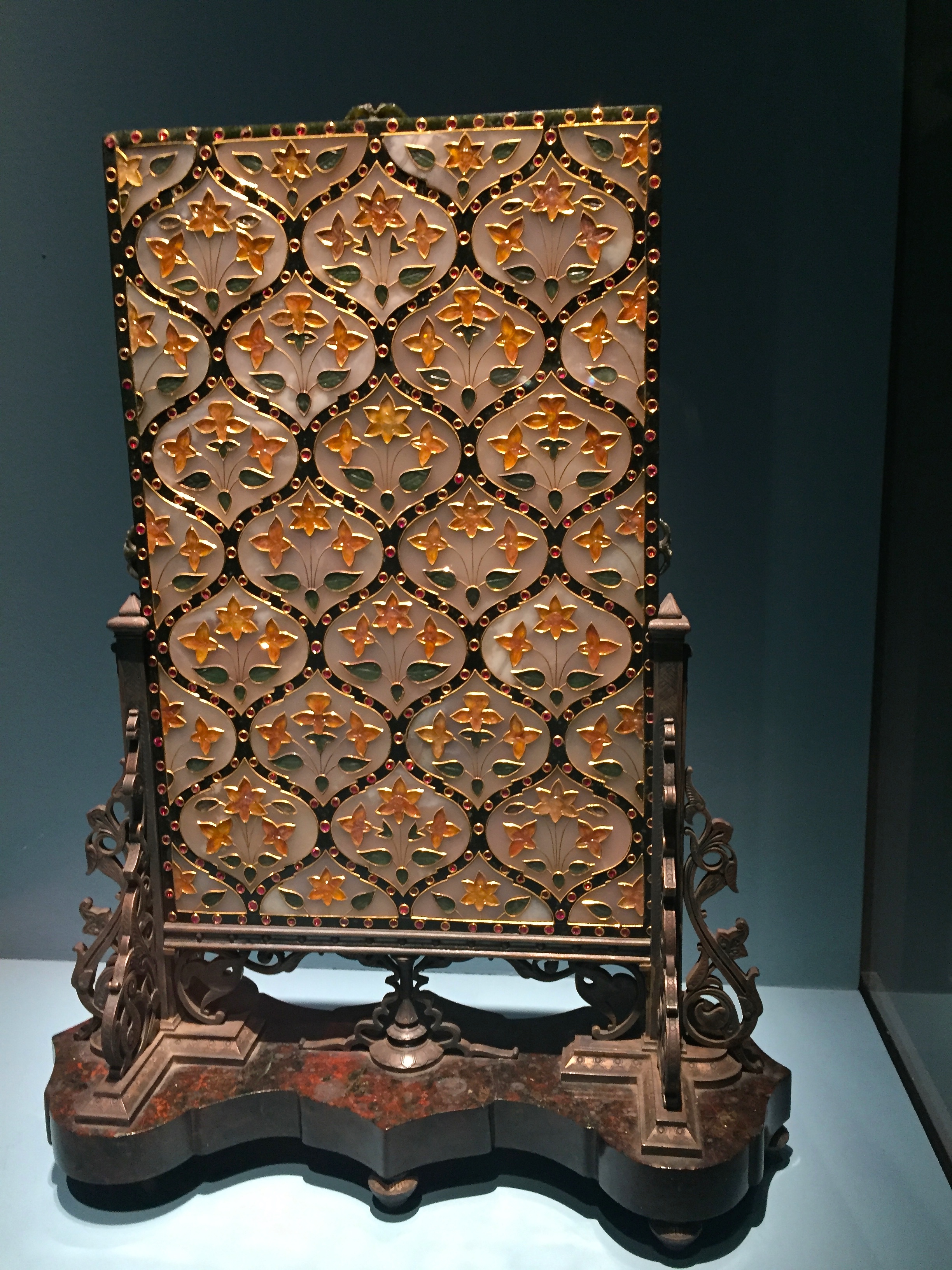 Revers de miroir, Jade, Topazes, Rubis, Bronze et Marbre. Inde Mongole XVIIème siècle.