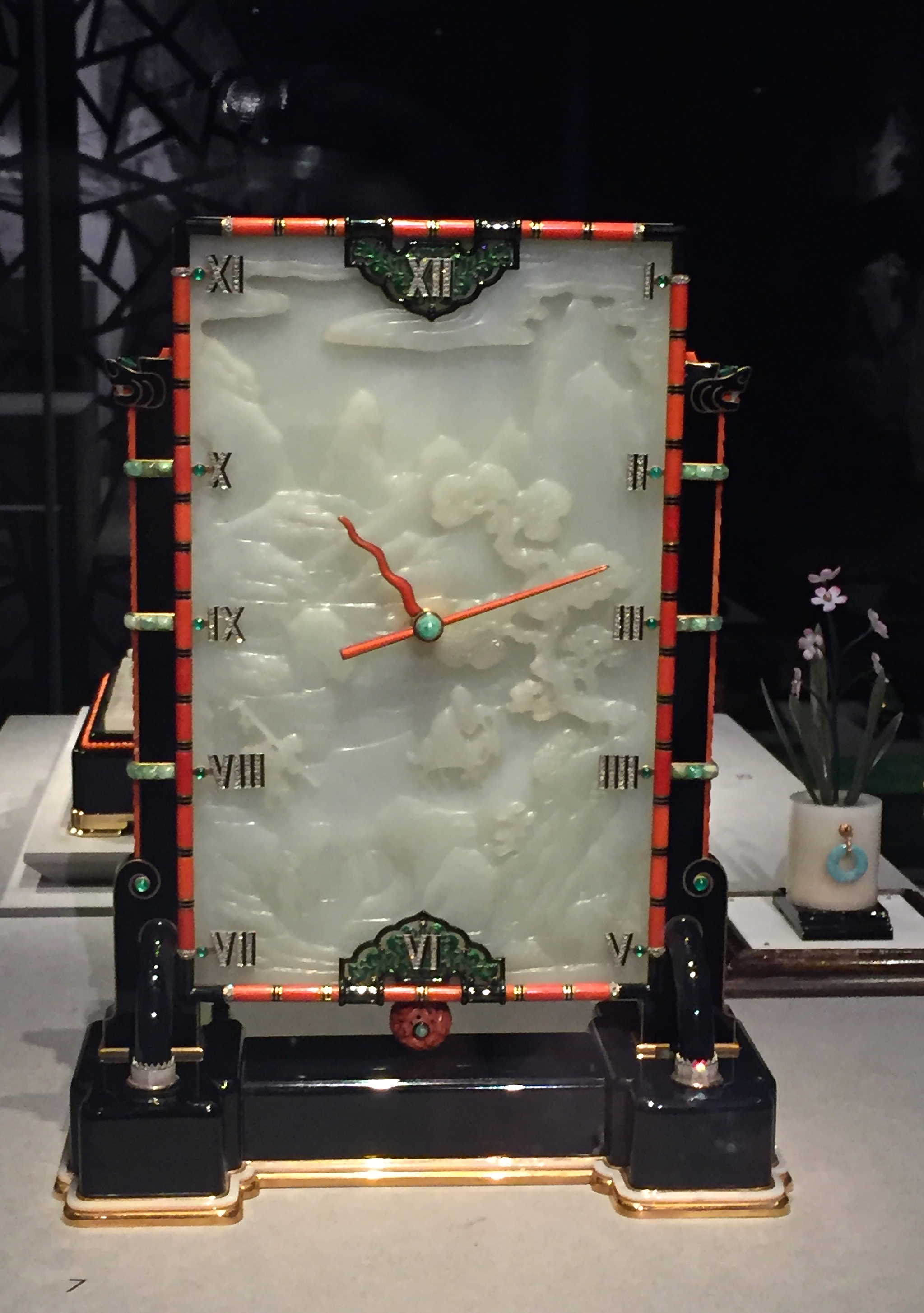 Pendule, Cartier paris 1927 Jade, diamants, corail, or, émeraudes, nacre, onyx, émail. 