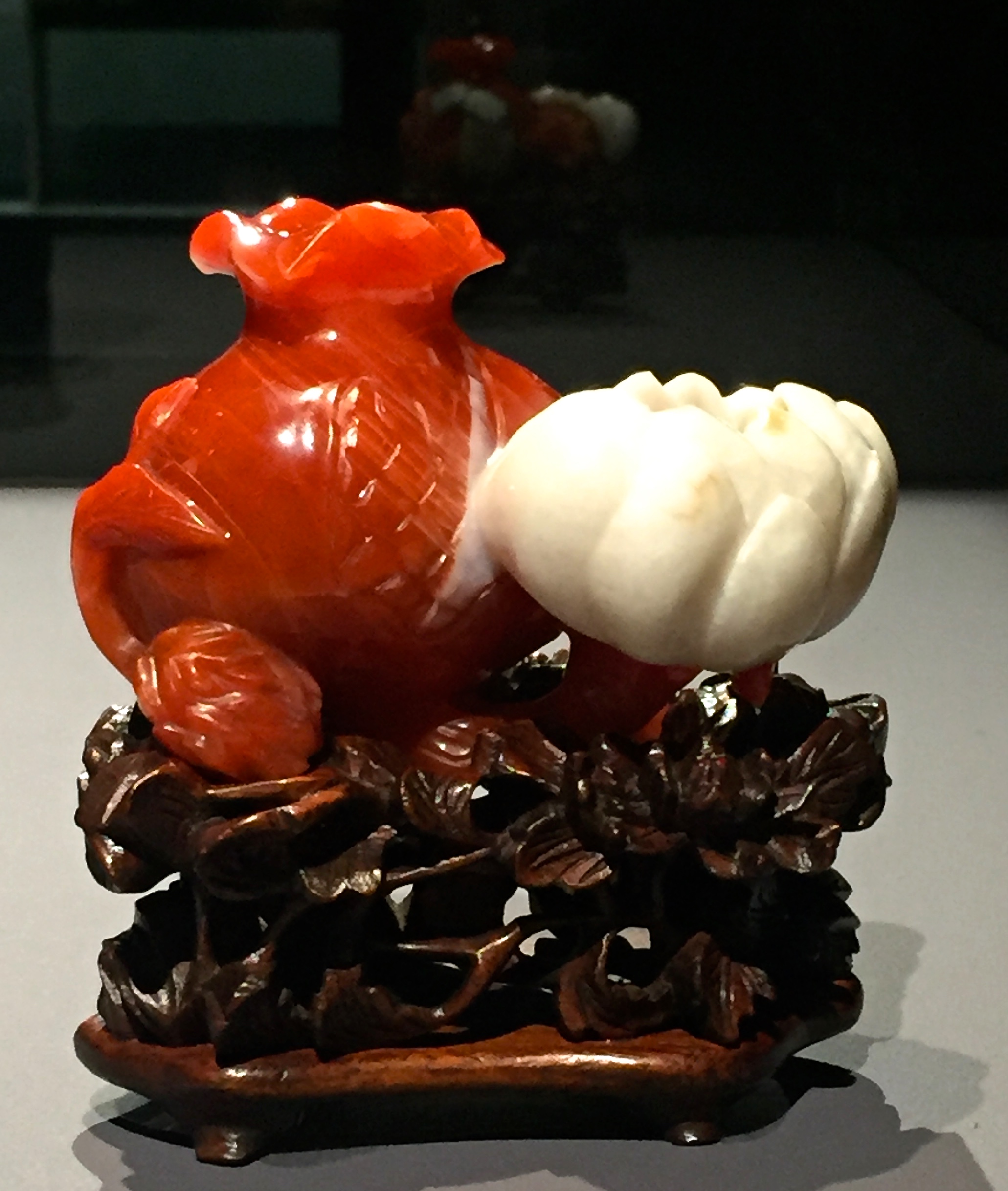 Coupe à eau en forme de grenade et de lotus, Cornaline, jade d'eau. Chine, Dynastie Qing XVIIIème siècle.