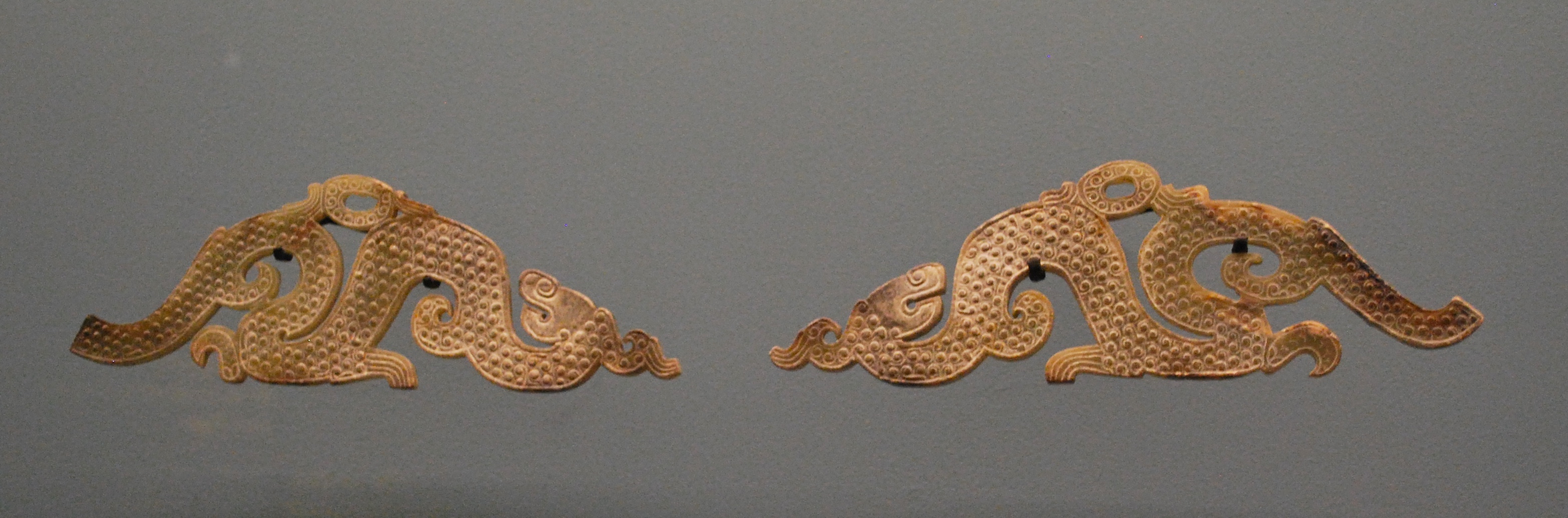 Paire de pendentif en forme de dragon, jade. Chine,4ème siècle av.J.-C.