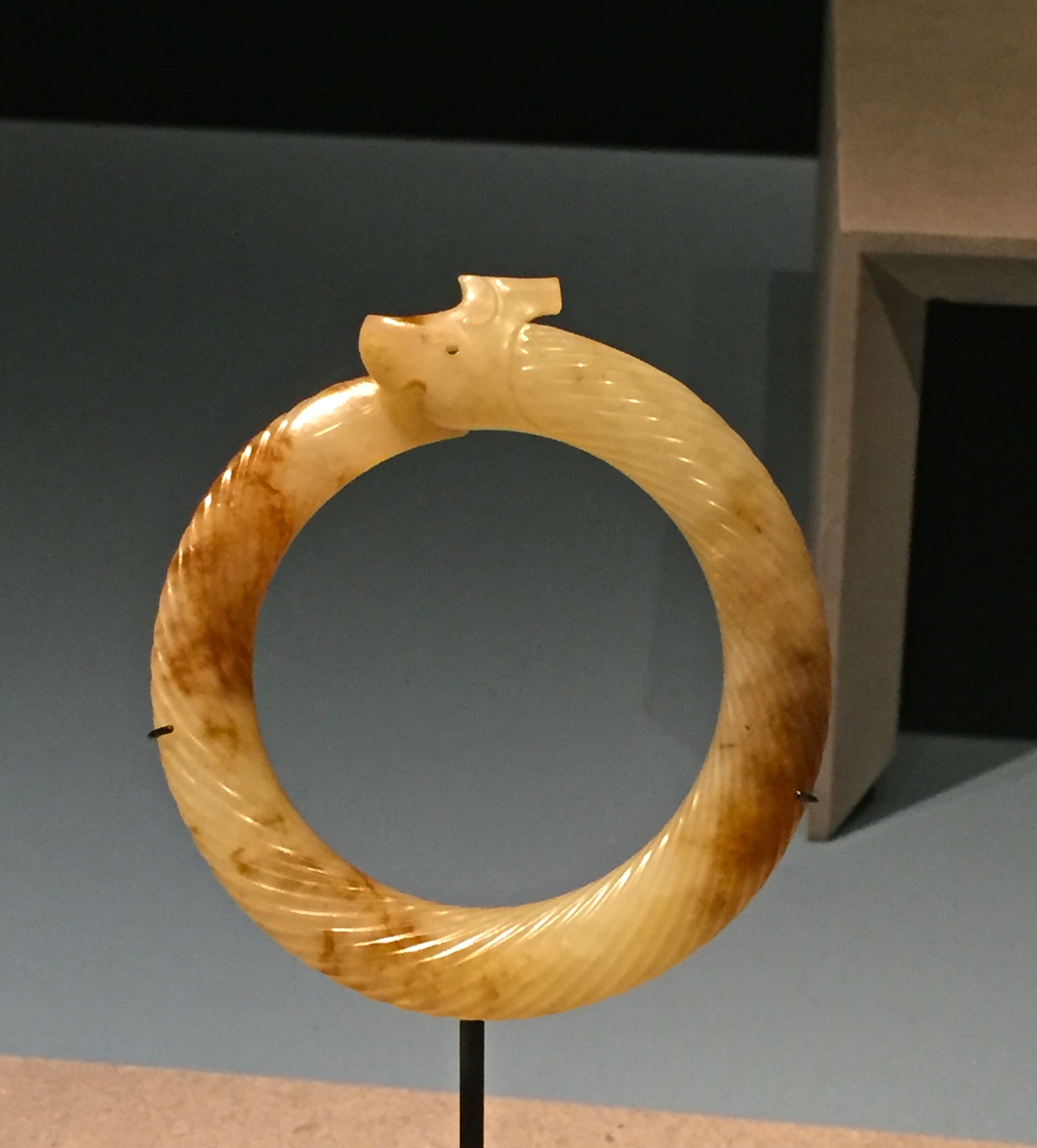 Dragon enroulé à décor torsadé, Jade. Chine, 4ème-3ème siècle av.J.-C.