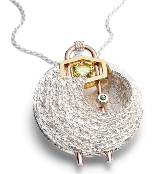 Collier "Émergence" Caroline Royer Or vert 18 carats, Or rose 14 carats, or jaune 22 carats, Argent, Chrysobéryl, Grenat tsavorite © A. McLean / École Joaillerie Montréal