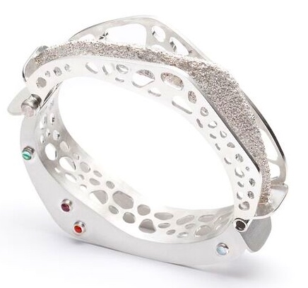 Bracelet "À travers" Christine Vo Argent, poussière d’argent, cornalines, calcédoines, tourmalines, aigues-marines © A. McLean / École Joaillerie Montréal