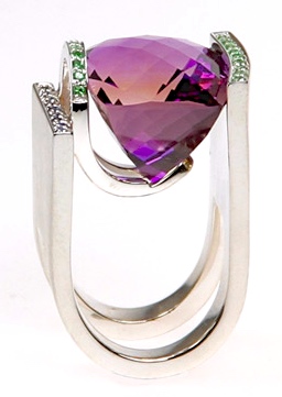 Bague Améthyste, Émeraudes, Or Antonio Serafino © A. McLean / École Joaillerie Montréal