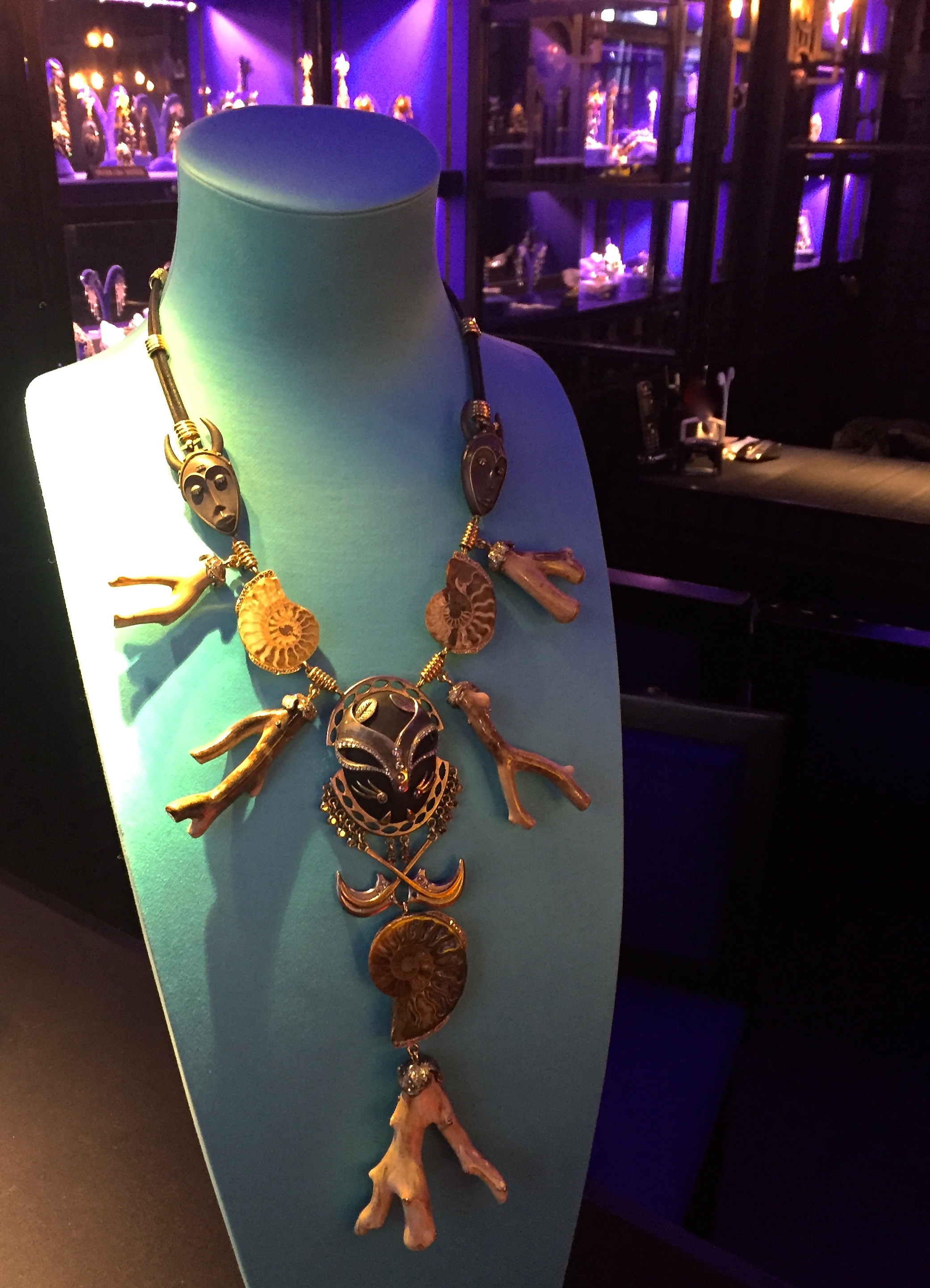 Collier "Or Fétiche" Ammonites, Corail gold, Ébène, Or © ejcw