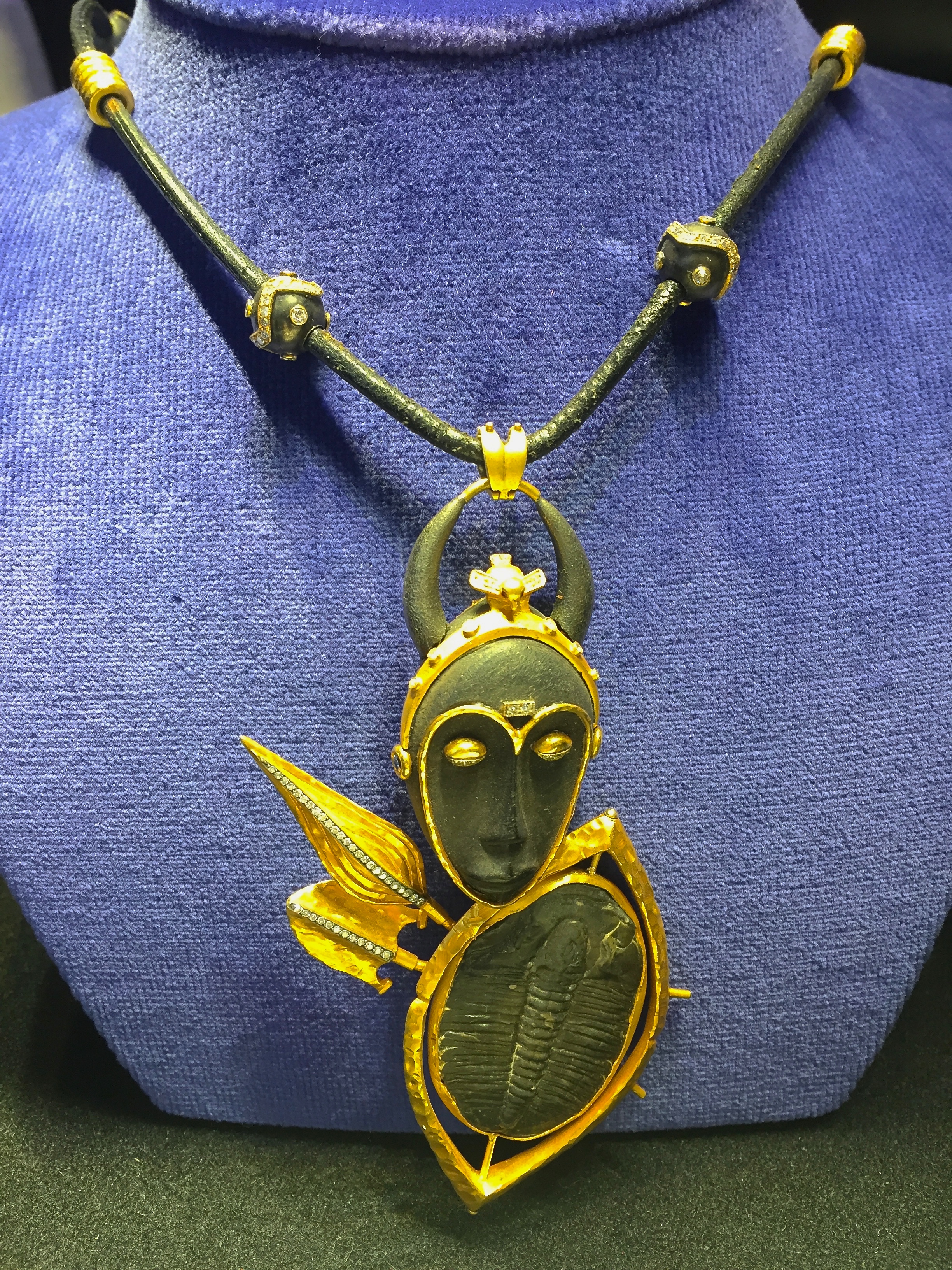 Collier "Or Fétiche Guerrier Africain" Tilobite, Diamants, Or © ejcw