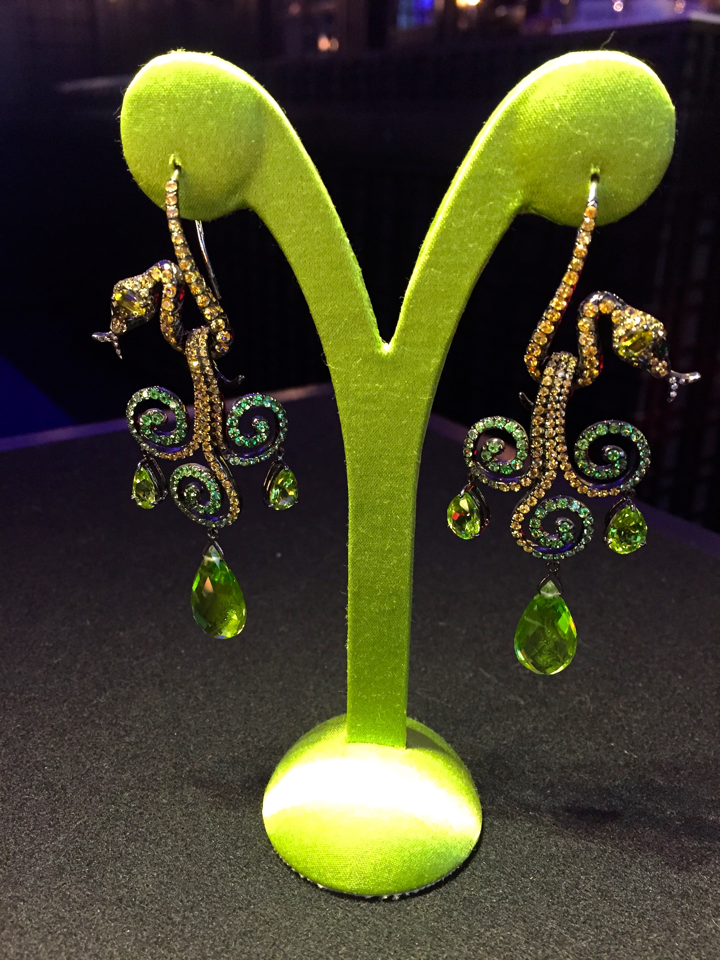Boucles d'Oreilles "Serpent" Saphirs Jaunes, Tourmalines Jaunes, Tourmalines Vertes, Tsavorites, Péridots, Diamants, Or Noir Rhodié. © ejcw