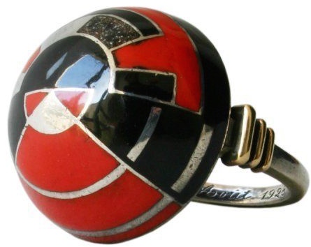 Gérard Sandoz Bague Argent, Or, Émail. 1928 © Photo Les Arts Décoratifs /Jean Tholance