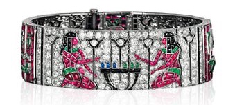 Van Cleef & Arpels. Bracelet inspiré de la tombe de Toutânkhamon. Diamants, Rubis, Émeraudes, Saphirs, Onyx, Platine. 1924. © Van Cleef & Arpels