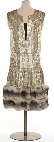 Paul Poiret, 1924. Robe Satin de soie, broderie de lame argent, fourrure de chinchilla, velours de soie. © Les Arts Décoratifs Paris / Jean Tholance. ADAGP, Paris